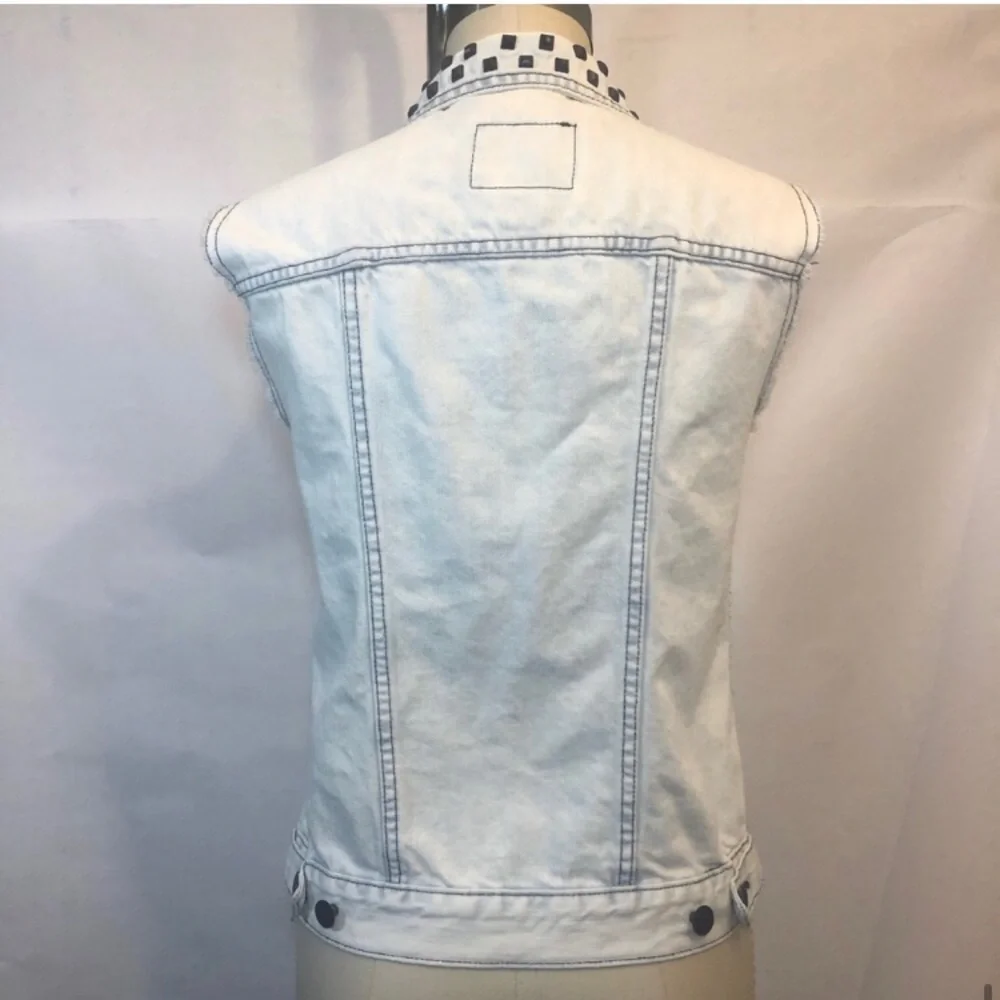 ROCK & REPUBLIC JEAN DENIM VEST WITH metal STUDS - Picture 10 of 10